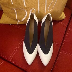 🆕Black and White Naturalizer, Short Heel